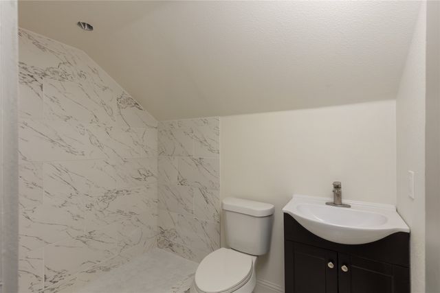 833 W Live Oak Street, Jacksboro, TX 76458