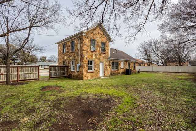 833 W Live Oak Street, Jacksboro, TX 76458