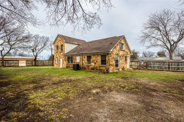833 W Live Oak Street, Jacksboro, TX 76458