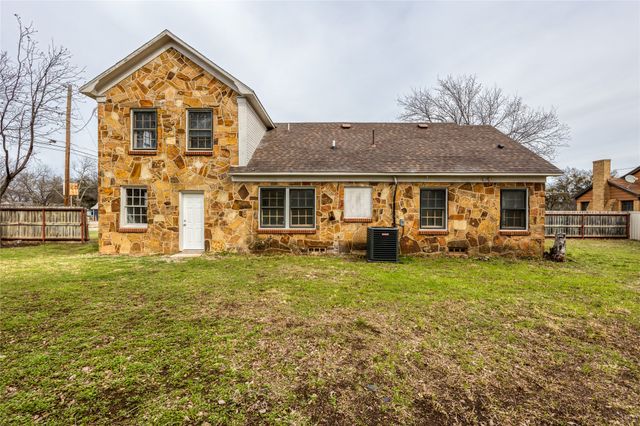 833 W Live Oak Street, Jacksboro, TX 76458