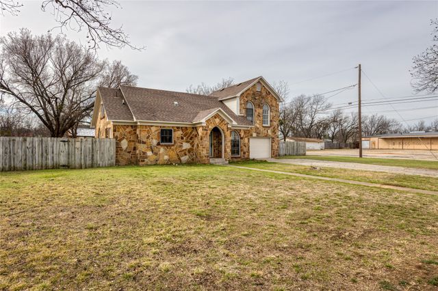 833 W Live Oak Street, Jacksboro, TX 76458