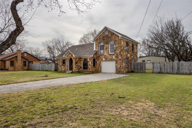 833 W Live Oak Street, Jacksboro, TX 76458
