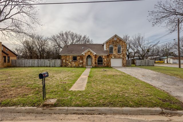 833 W Live Oak Street, Jacksboro, TX 76458