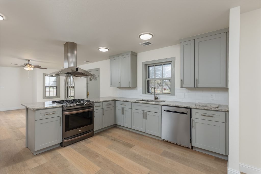 833 W Live Oak Street, Jacksboro, TX 76458