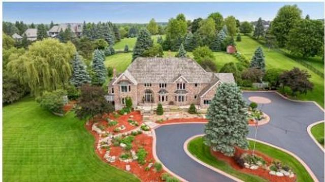 75 Apple Orchard Road, Dellwood, MN 55110