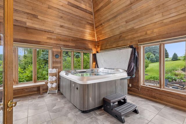 75 Apple Orchard Road, Dellwood, MN 55110