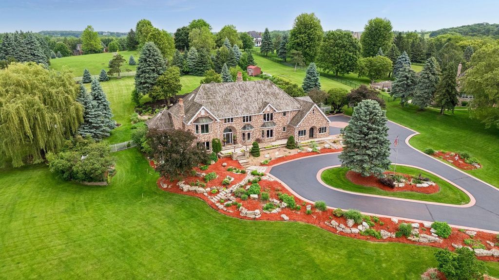 75 Apple Orchard Road, Dellwood, MN 55110