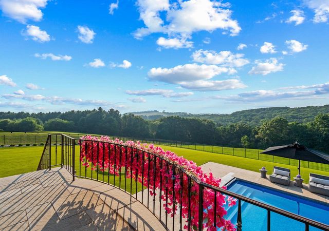 S17W28902 Price COURT, Waukesha, WI 53188