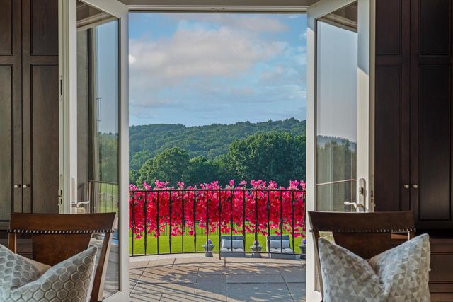 S17W28902 Price COURT, Waukesha, WI 53188