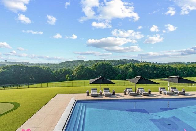 S17W28902 Price COURT, Waukesha, WI 53188