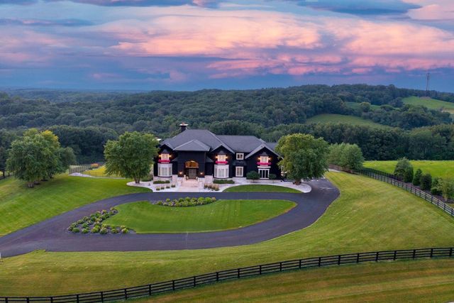 S17W28902 Price COURT, Waukesha, WI 53188