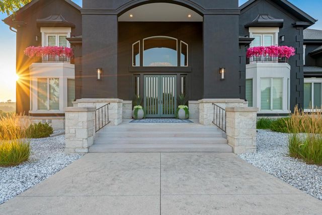 S17W28902 Price COURT, Waukesha, WI 53188