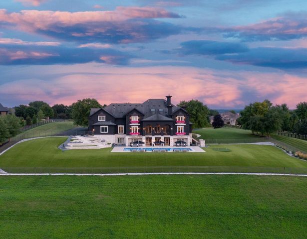 S17W28902 Price COURT, Waukesha, WI 53188