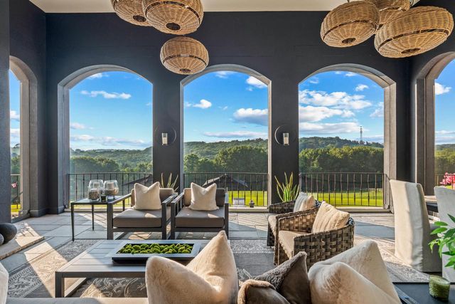 S17W28902 Price COURT, Waukesha, WI 53188