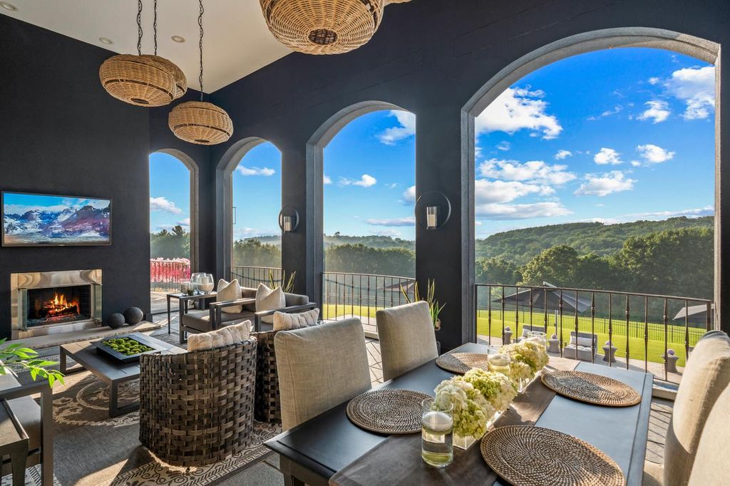 S17W28902 Price COURT, Waukesha, WI 53188