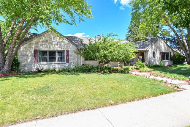 9740 W Center STREET, Milwaukee, WI 53222