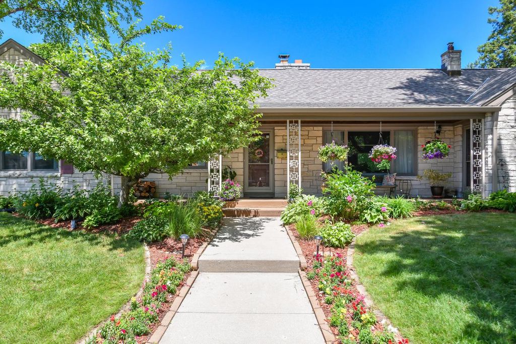 9740 W Center STREET, Milwaukee, WI 53222
