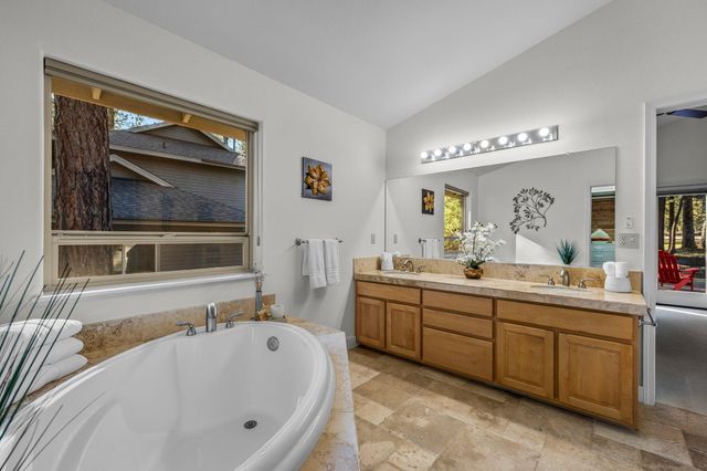 60749 Golf Village Loop, Bend, OR 97702