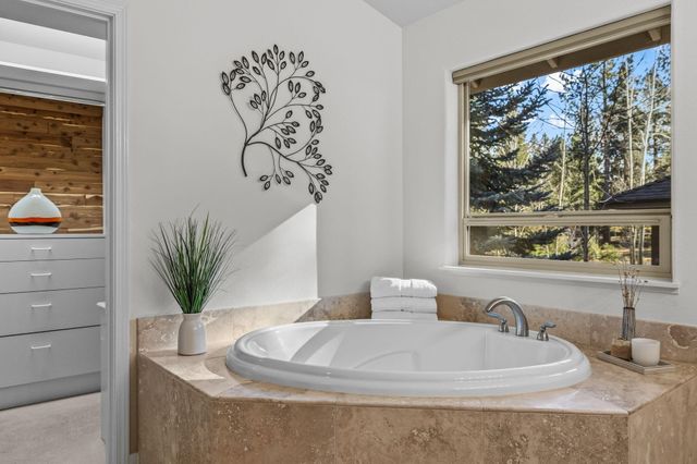 60749 Golf Village Loop, Bend, OR 97702