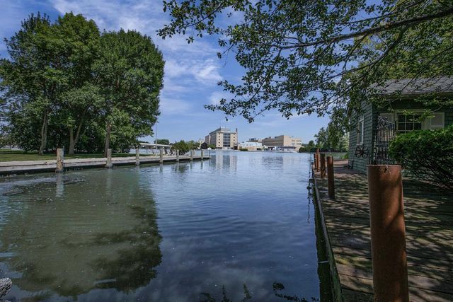 402 E WISCONSIN AVENUE, Neenah, WI 54956