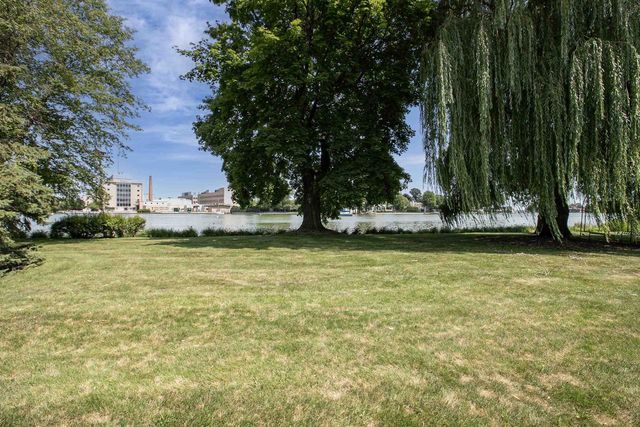 402 E WISCONSIN AVENUE, Neenah, WI 54956