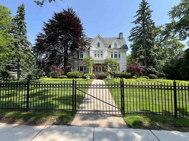 402 E WISCONSIN AVENUE, Neenah, WI 54956