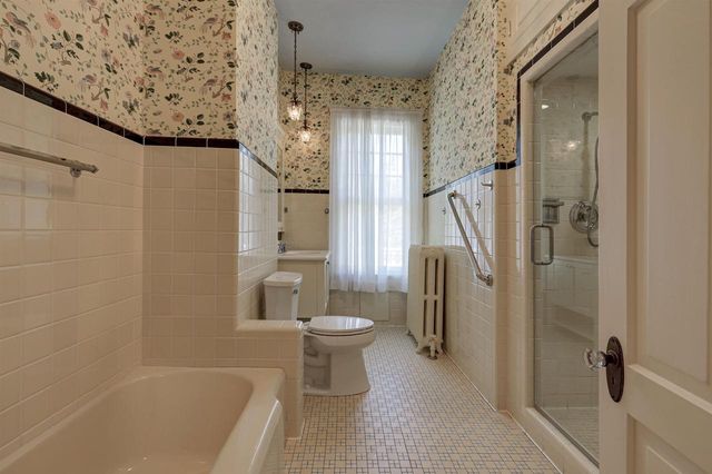 402 E WISCONSIN AVENUE, Neenah, WI 54956