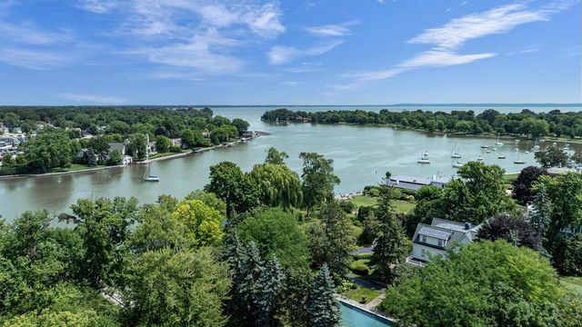 402 E WISCONSIN AVENUE, Neenah, WI 54956