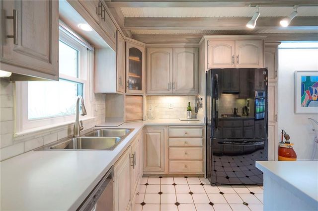 4712 W 77th Street, Prairie Village, KS 66208