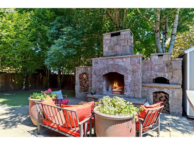 588 S DONNA Dr, Newberg, OR 97132
