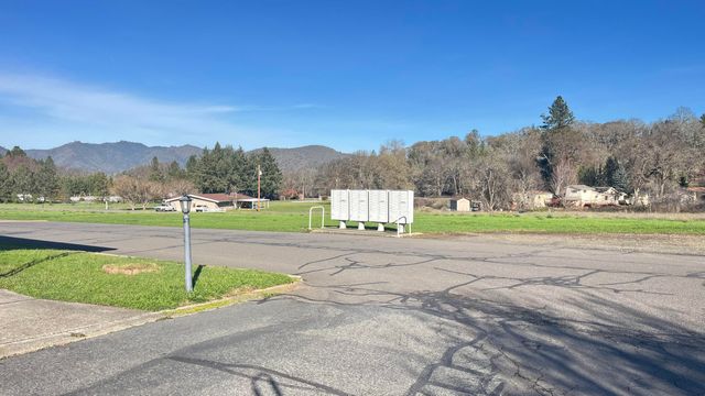 8401 Old Stage Road UNIT 27, Central Point, OR 97502