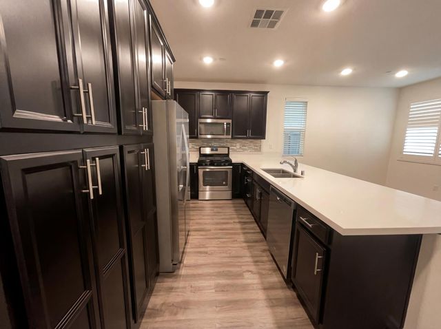 11088 International Dr, Rancho Cordova, CA 95670