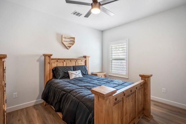 304 Mullins Court, Montgomery, TX 77316