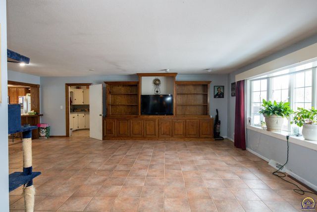 2021 Morningside Dr, Emporia, KS 66801