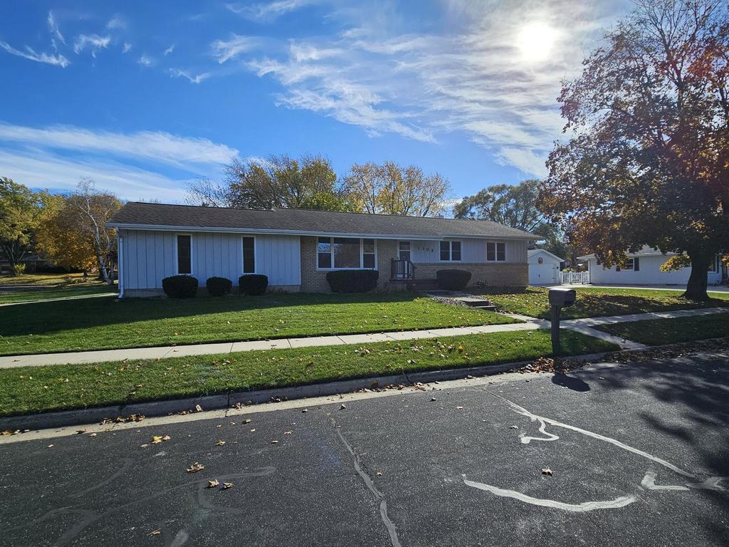 1305 Endl BOULEVARD, Fort Atkinson, WI 53538