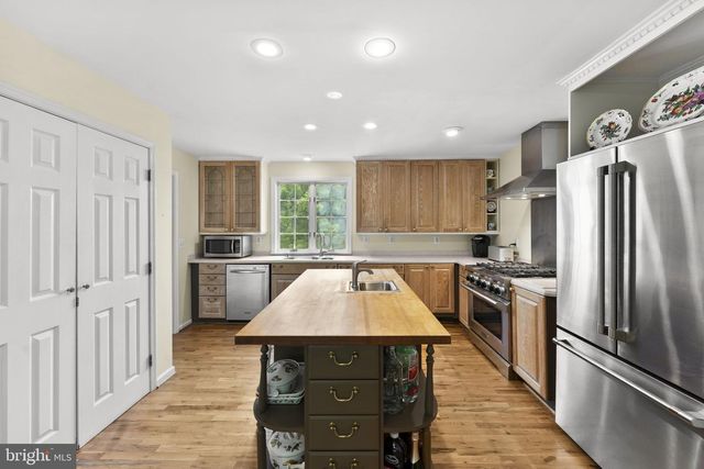 19725 WOODTRAIL RD, Round Hill, VA 20141