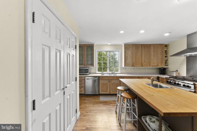 19725 WOODTRAIL RD, Round Hill, VA 20141