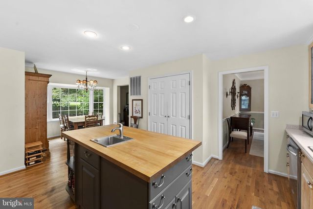 19725 WOODTRAIL RD, Round Hill, VA 20141