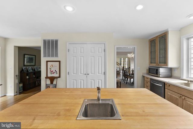 19725 WOODTRAIL RD, Round Hill, VA 20141