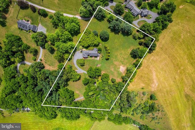 19725 WOODTRAIL RD, Round Hill, VA 20141