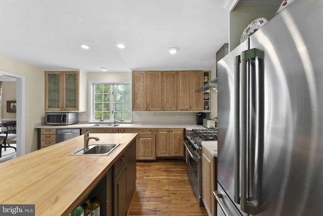 19725 WOODTRAIL RD, Round Hill, VA 20141