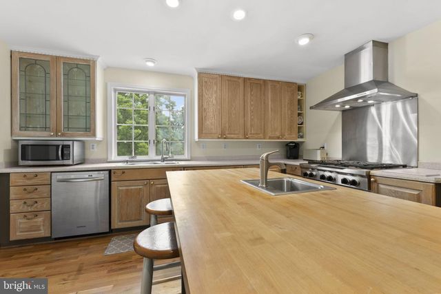 19725 WOODTRAIL RD, Round Hill, VA 20141