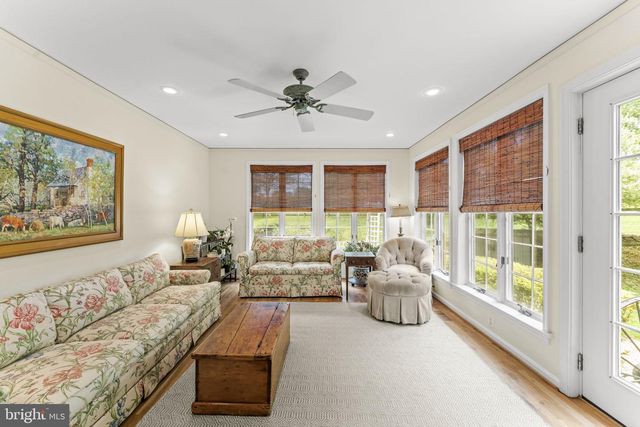 19725 WOODTRAIL RD, Round Hill, VA 20141