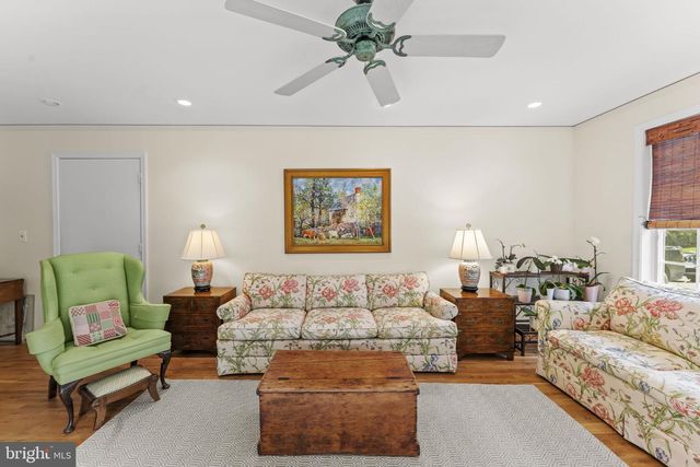 19725 WOODTRAIL RD, Round Hill, VA 20141