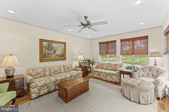 19725 WOODTRAIL RD, Round Hill, VA 20141