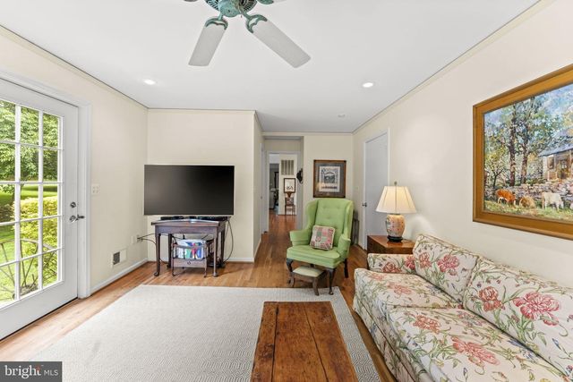 19725 WOODTRAIL RD, Round Hill, VA 20141