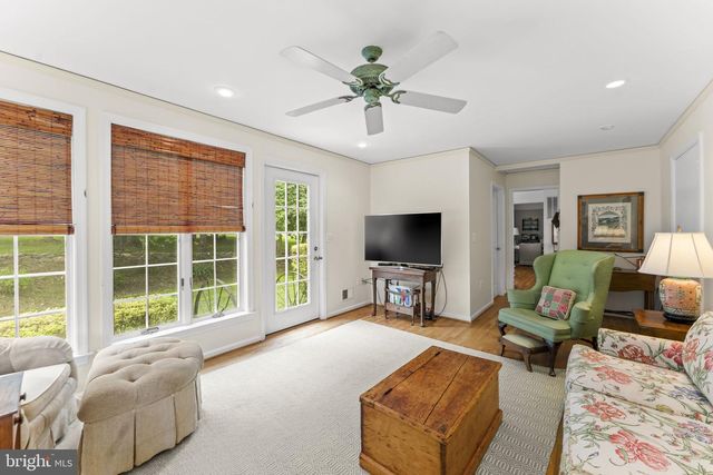 19725 WOODTRAIL RD, Round Hill, VA 20141
