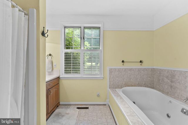 19725 WOODTRAIL RD, Round Hill, VA 20141