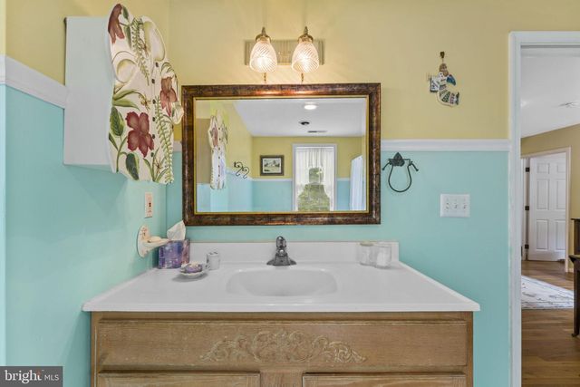 19725 WOODTRAIL RD, Round Hill, VA 20141