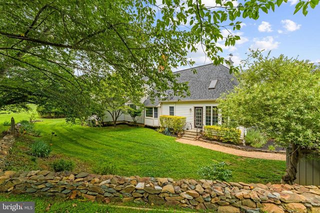 19725 WOODTRAIL RD, Round Hill, VA 20141